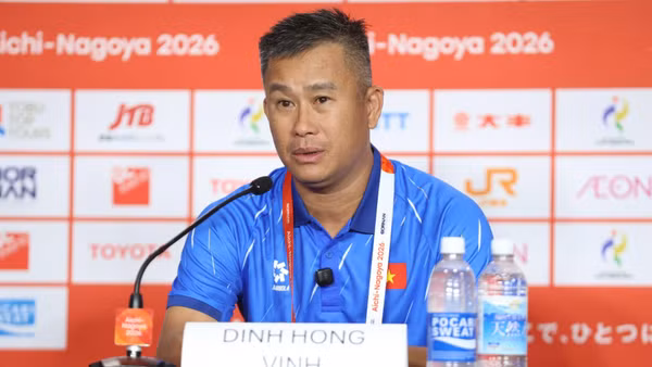 Huấn luyện viên Đinh Hồng Vinh của U23 Việt Nam tại buổi họp báo sau trận thua trước U23 Hàn Quốc. (Ảnh: VFF)