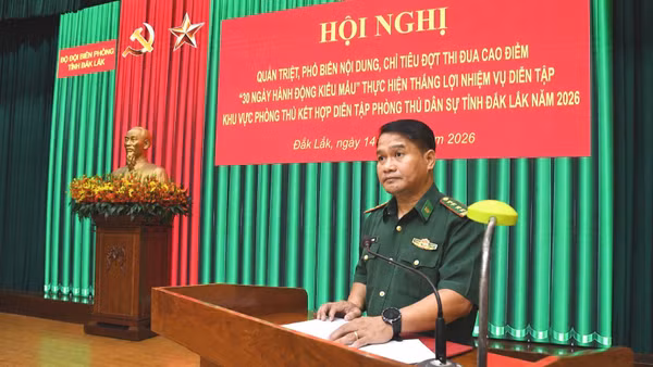 Đại tá Rơ Lan Ngân, Phó Chính ủy Ban Chỉ huy Bộ đội Biên phòng tỉnh Đắk Lắk quán triệt, phổ biến nội dung, chỉ tiêu đợt thi đua cao điểm. (Ảnh: NGỌC LÂN)