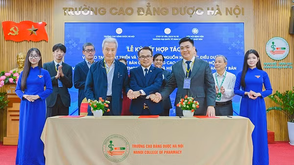 Đại diện các bên ký kết biên bản hợp tác. (Ảnh: Trường cao đẳng Dược Hà Nội cung cấp)