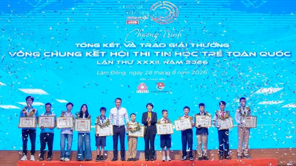 Ban tổ chức trao giải tặng các thí sinh xuất sắc nhất hội thi. (Ảnh: Trung ương Đoàn cung cấp)