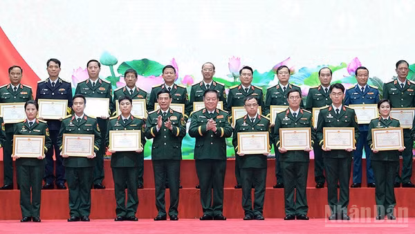 Các đồng chí Phan Văn Giang, Nguyễn Trọng Nghĩa (lần lượt thứ 4 và 5 từ trái sang, hàng đầu) trao Bằng khen tặng những tác giả, đại diện nhóm tác giả tiêu biểu giành Giải thưởng "Tuổi trẻ sáng tạo trong quân đội" lần thứ 26. (Ảnh: MAI TÙNG)