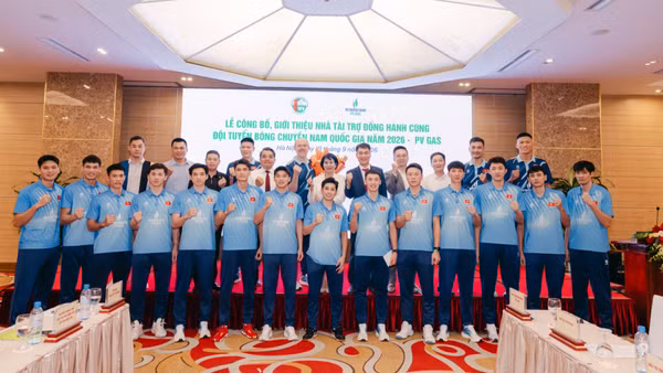 Các thành viên đội tuyển bóng chuyền nam Việt Nam cùng các đại biểu. 