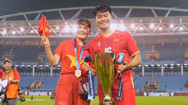 Hậu vệ Nguyễn Thành Chung và mẹ sau khi giành chức vô địch ASEAN Cup 2026. (Ảnh: TH)