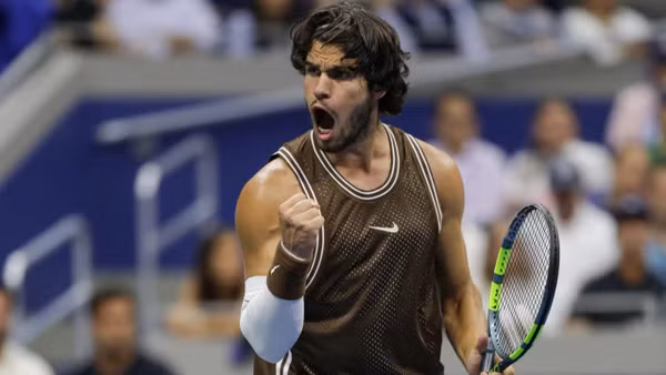 Carlos Alcaraz ăn mừng khi ghi điểm trước Jaime Faria. (Ảnh: US Open)