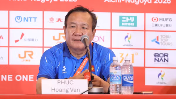 Huấn luyện viên Hoàng Văn Phúc tại buổi họp báo sau trận hòa 0-0 trước đội tuyển nữ Thái Lan. (Ảnh: VFF)