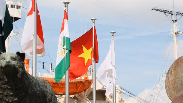 Quốc kỳ Việt Nam tung bay tại Asian Games 2026. (Ảnh: QUÝ LƯỢNG)