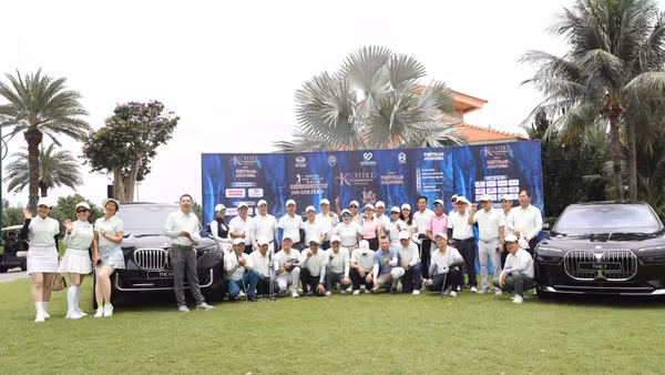 Ban tổ chức và các golfer tại Lễ khai mạc giải đấu. 