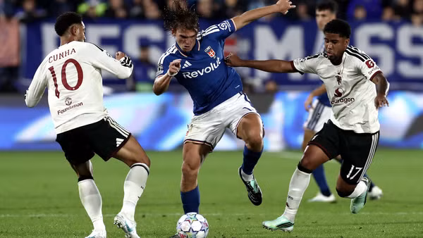 Como (áo xanh) thi đấu thăng hoa trước Manchester United. (Ảnh: MUFC)