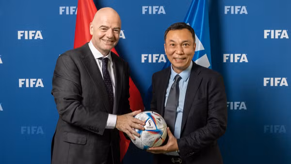 Chủ tịch FIFA Gianni Infantino và Chủ tịch Liên đoàn bóng đá Việt Nam - ông Trần Quốc Tuấn. (Ảnh: VFF)