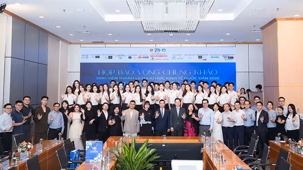 40 thí sinh lọt vào vòng chung kết cùng đại diện Ban Giám khảo, Ban tổ chức Cuộc thi. (Ảnh: Đoàn Thanh niên Đại học Kinh tế Quốc dân cung cấp)