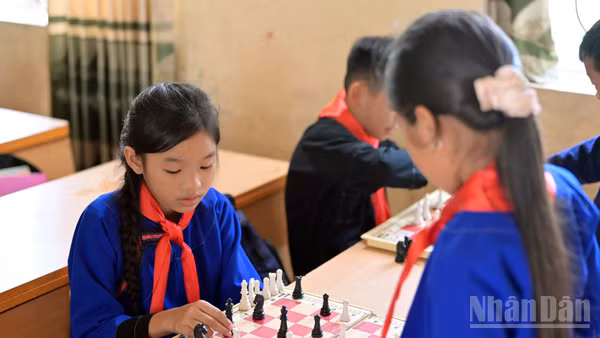 Hai nữ kỳ thủ nhí, thành viên câu lạc bộ cờ vua Trường phổ thông dân tộc bán trú tiểu học và trung học cơ sở Minh Phát (xã Thống Nhất, tỉnh Lạng Sơn). (Ảnh: LINH PHAN)