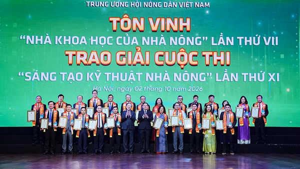Phó Thủ tướng Hồ Quốc Dũng và Chủ tịch Hội Nông dân Việt Nam Lương Quốc Đoàn (lần lượt thứ 6 và 7 từ phải sang, hàng đầu) trao danh hiệu "Nhà khoa học của nhà nông" lần thứ VII tặng các cá nhân tiêu biểu. (Ảnh: Trung ương Hội Nông dân Việt Nam cung cấp)