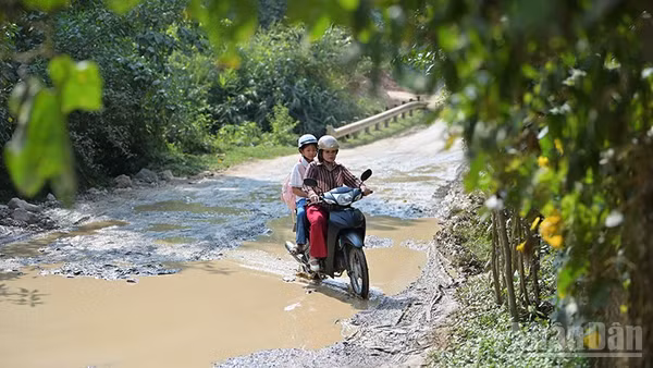 Con đường tới trường mỗi ngày của cô giáo Phan Thị Lệ và em N.T.H. (Ảnh: LINH PHAN)