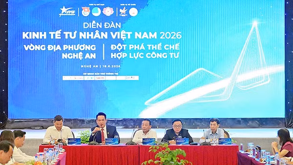 Các đồng chí chủ trì Diễn đàn.