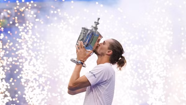 Alexander Zverev cùng chiếc cúp vô địch US Open 2026. (Ảnh: US Open)