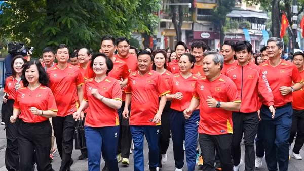 Thường trực Ban Bí thư Trần Cẩm Tú cùng các đại biểu chạy bộ đồng hành hưởng ứng phong trào “Mỗi người dân lựa chọn ít nhất một môn thể thao phù hợp để tập luyện thường xuyên". (Ảnh: THỦY NGUYÊN)