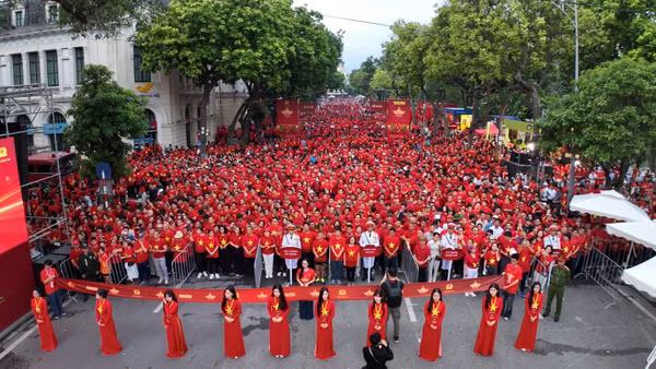 Đông đảo người dân tham gia chương trình Cùng Việt Nam tiến bước 2025 tại điểm cầu hồ Hoàn Kiếm.