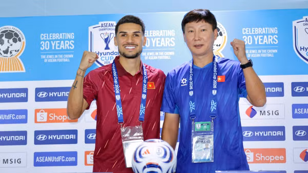 Huấn luyện viên Kim Sang Sik và tiền vệ Đỗ Hoàng Hên tại buổi họp báo trước trận chung kết lượt về. (Ảnh: VFF)