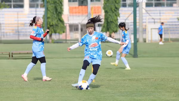 Hậu vệ Trần Thị Thu Phương nỗ lực tập luyện cùng các đồng đội. (Ảnh: VFF)