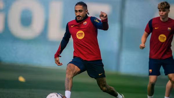 Raphinha cùng các đồng đội tập luyện cho trận Siêu kinh điển gặp Real Madrid. (Ảnh: Barca)