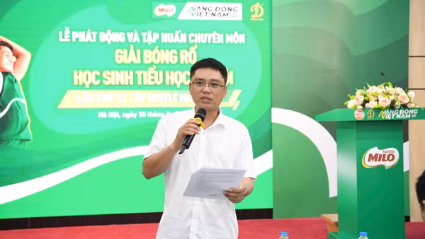 Đại diện Liên đoàn Bóng rổ thành phố Hà Nội, ông Đinh Quang Ngọc phổ biến điều lệ của giải đấu đến các đội bóng. (Ảnh: Ban tổ chức)
