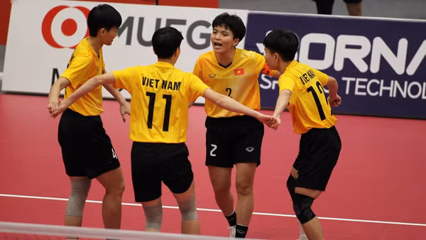 Đội tuyển cầu mây nam Việt Nam thi đấu sơ loại nội dung quadrant. (Ảnh: Bùi Lượng)