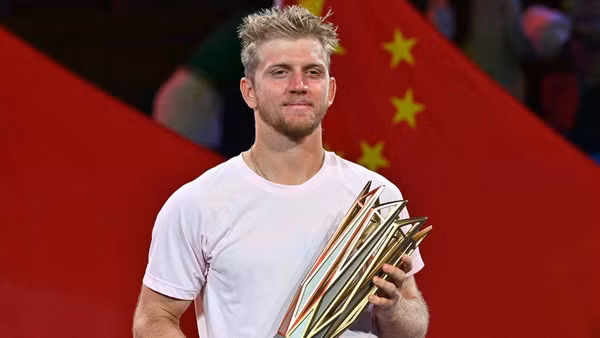 Tay vợt Alejandro Davidovich Fokina cùng chiếc cúp vô địch Shanghai Masters 2026. (Ảnh: ATP)