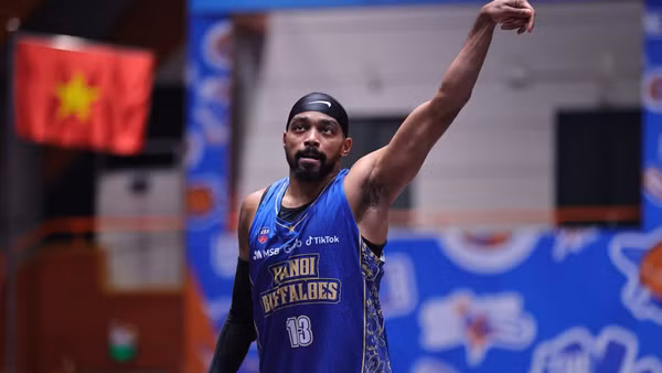 Ariyon Williams chỉ huy các đợt lên công và giúp Hanoi Buffaloes chiếm thế thượng phong. (Ảnh: VBA)
