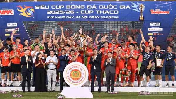Câu lạc bộ Công an Hà Nội ăn mừng danh hiệu Siêu cúp Quốc gia 2025-2026. (Ảnh: TRẦN HẢI)