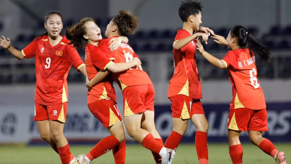 Các cô gái U17 nữ Việt Nam ăn mừng khi ghi bàn vào lưới U17 nữ Kyrgyzstan. (Ảnh: VFF)