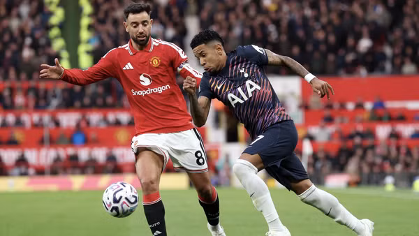 Manchester United không thể giành 3 điểm dù có lợi thế hơn người trước Tottenham. (Ảnh: MUFC)