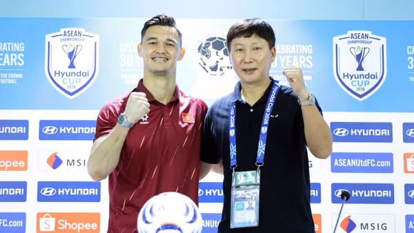Huấn luyện viên Kim Sang Sik và thủ thành Lê Giang Patrik tại buổi họp báo sau trận thắng 2-0 Thái Lan. (Ảnh: VFF)