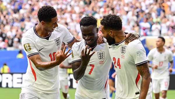 Saka cùng các đồng đội ăn mừng cú hat-trick vào lưới đội tuyển Pháp. (Ảnh: THX/TTXVN)