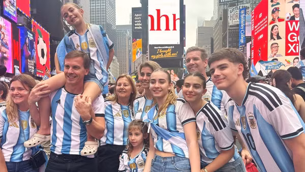 [Ảnh] Chung kết World Cup 2026: Cổ động viên Argentina biến New York thành sàn diễn Tango