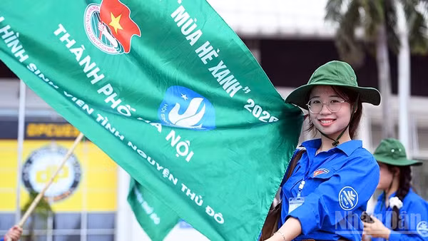 Chiến sĩ tình nguyện "Mùa hè xanh" của thành phố Hà Nội lên đường đến các địa bàn biên giới. (Ảnh: LINH PHAN)