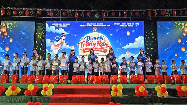 Đại diện Ban tổ chức và các nghệ sĩ trẻ trao quà tặng trẻ em hoàn cảnh khó khăn trong khuôn khổ chương trình "Trung thu Đại đoàn kết". (Ảnh: Đoàn Thanh niên Mặt trận Tổ quốc, các đoàn thể Trung ương cung cấp)