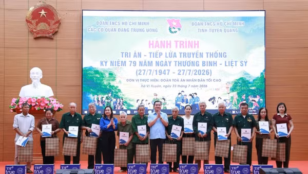 Đại diện đoàn công tác trao quà tặng thương binh, đại diện gia đình liệt sĩ, người có công trong khuôn khổ hành trình. (Ảnh: Đoàn các cơ quan Đảng Trung ương cung cấp)