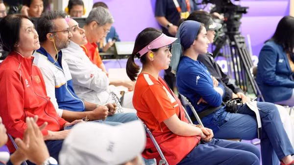 Xạ thủ Trịnh Thu Vinh lặng người khi dừng bước ở Top 4. (Ảnh: Thuỳ Linh - 28News tại Nhật Bản)