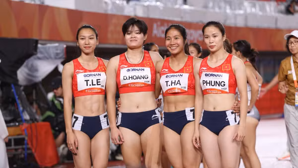 Các cô gái Việt Nam vào chung kết tiếp sức 4x100m nữ. (Ảnh: Bùi Lượng)