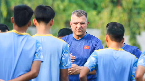 Huấn luyện viên Cristiano Roland dặn dò các học trò trong buổi tập. (Ảnh: VFF)