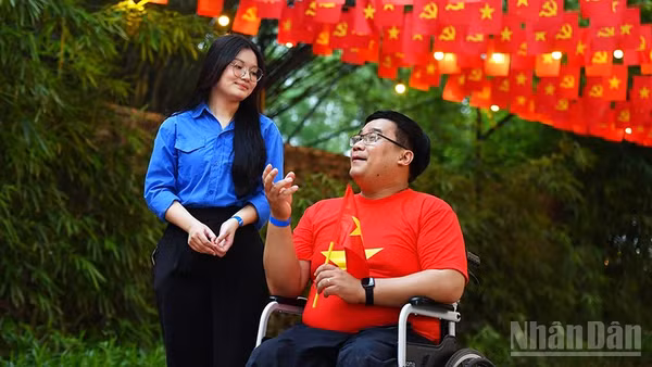 Hành động sống đẹp đơn giản xuất phát từ những việc tốt tưởng chừng rất nhỏ bé như giúp đỡ người khuyết tật. (Ảnh: LINH PHAN)