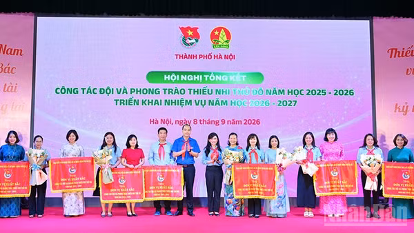 Ban tổ chức Hội nghị trao Cờ thi đua tặng các đơn vị xuất sắc. (Ảnh: LINH PHAN)