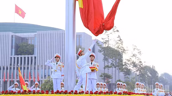 Lá Quốc kỳ tung bay trong nắng Ba Đình sáng sớm 2/9/2026. (Ảnh: TÙNG MAI)