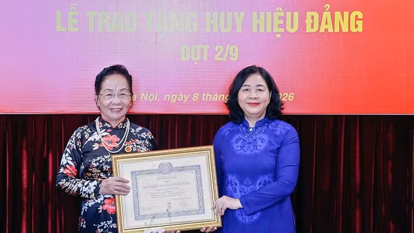 Đồng chí Bùi Thị Minh Hoài (bên phải) trao Huy hiệu 45 năm tuổi Đảng tặng nguyên Phó Chủ tịch nước Nguyễn Thị Doan. (Ảnh: Ủy ban Trung ương Mặt trận Tổ quốc Việt Nam cung cấp)
