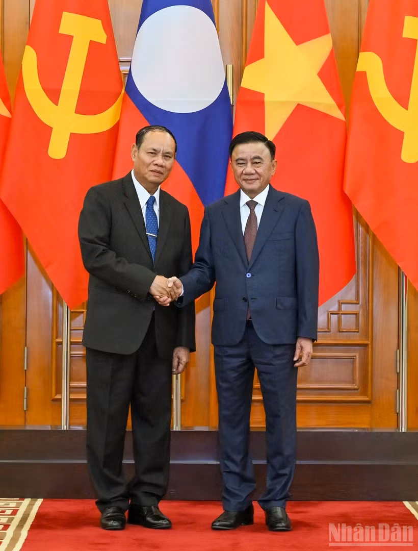 Thường trực Ban Bí thư Trần Cẩm Tú và Thường trực Ban Bí thư Trung ương Đảng Nhân dân Cách mạng Lào Vilay Lakhamphong.
