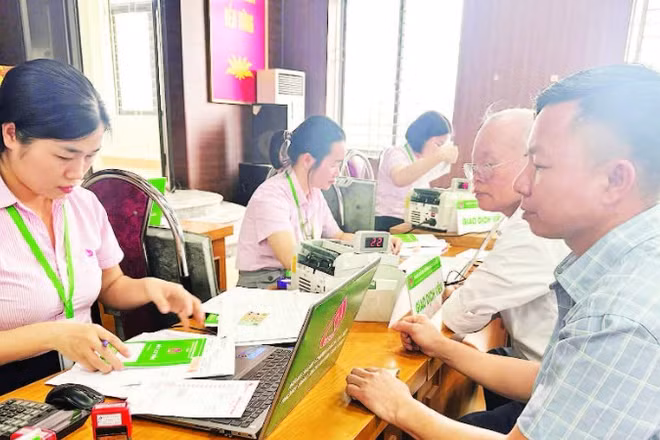 Cán bộ Phòng Giao dịch Ngân hàng Chính sách xã hội Tam Đảo hướng dẫn người dân vay vốn.