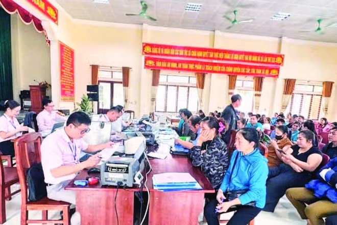 Ngân hàng Chính sách xã hội Quỳ Châu giao dịch giải ngân nguồn vốn.
