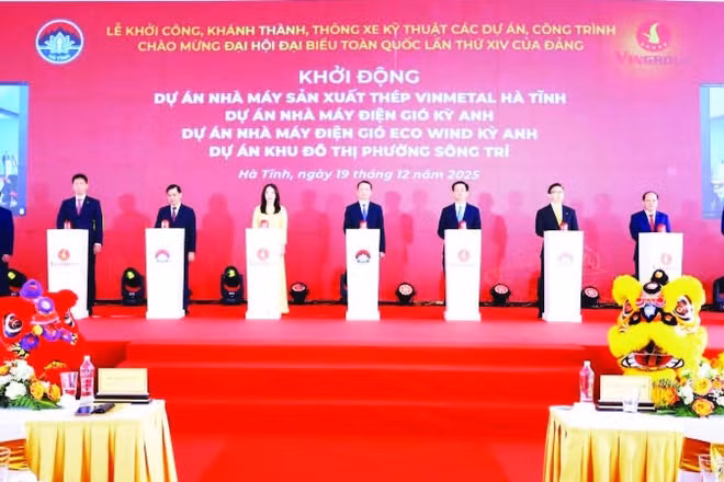 Đại diện lãnh đạo tỉnh Hà Tĩnh và Tập đoàn Vingroup thực hiện nghi thức khởi động các dự án tại Khu kinh tế Vũng Áng.