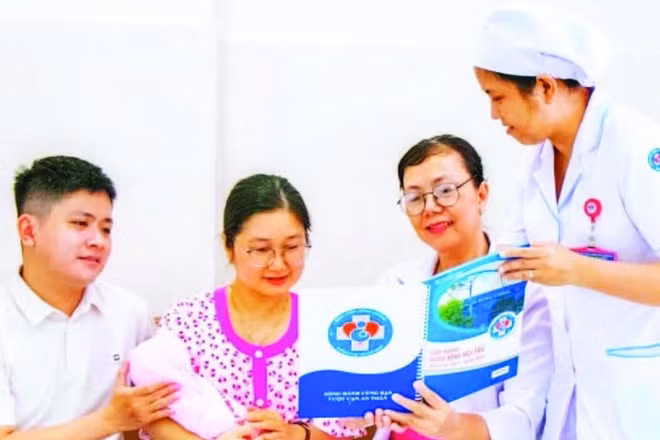 Bác sĩ phổ biến thông tin an toàn người bệnh cho sản phụ tại Bệnh viện Hùng Vương.