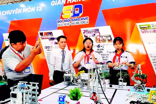 Học sinh Thành phố Hồ Chí Minh trải nghiệm các sản phẩm công nghệ tiên tiến ứng dụng trong giáo dục.